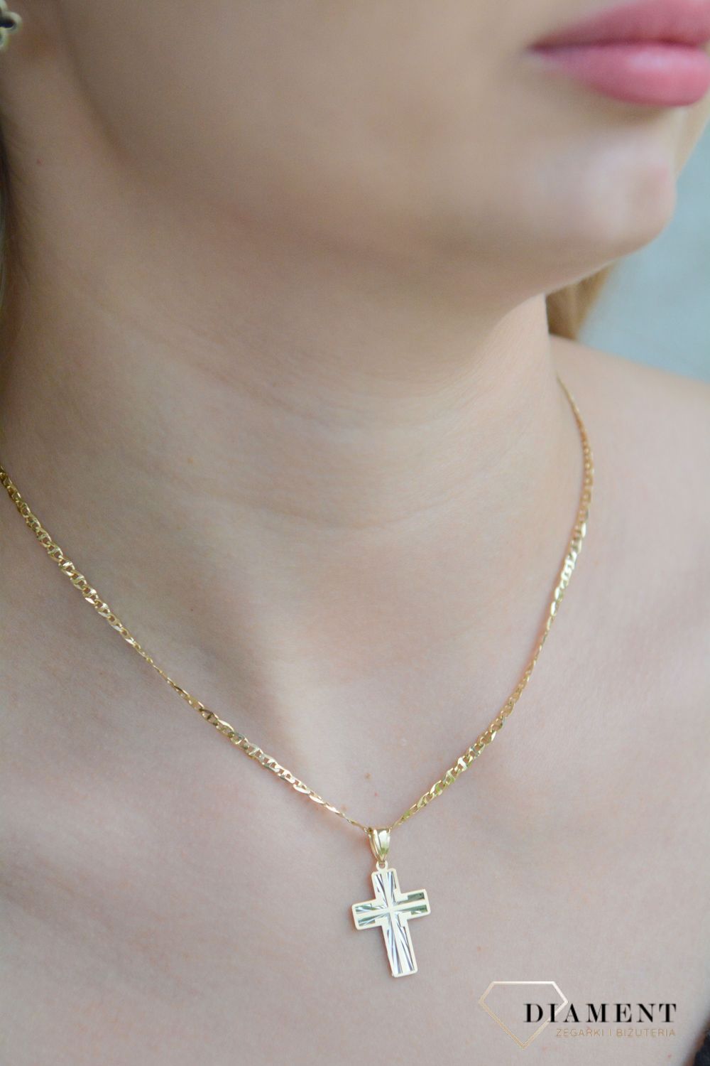 Złota zawieszka krzyż 375 z białym złotem ZA 7612 375. Złota zawieszka krzyż. Krzyżyk złoty próby 375. Złoty krzyżyk na komunię, chrzest, 1.jpg